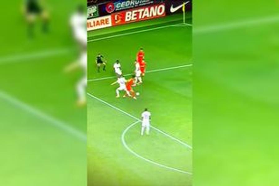 Faza în urma căreia s-a dictat penalty la FCSB - CFR O glumă de penalty!