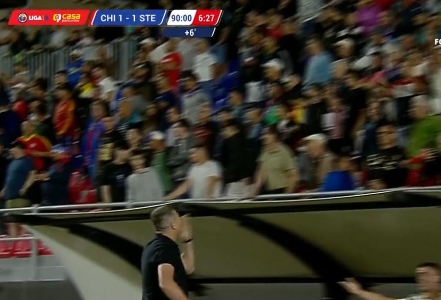 Daniel Oprița și gesturile către fanii adverși / Captură Prima Sport Ce descătușare! Golul lui Chipirliu a declanșat „nebunia” la Târgoviște: Daniel Oprița nu s-a mai abținut și a mers spre fanii adverși