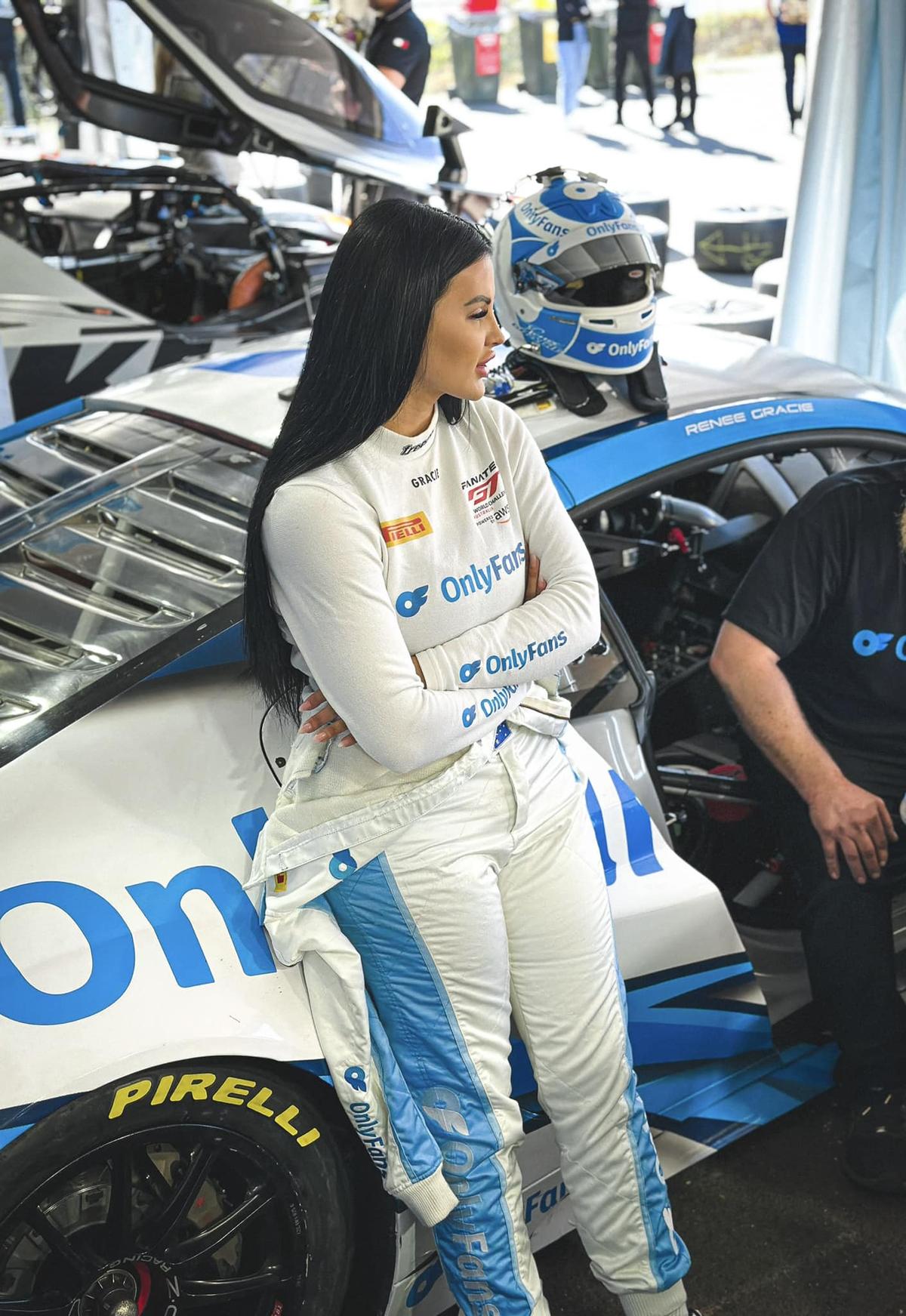 Ce pierduse motorsportul! Cea mai îndrăzneață femeie-pilot a revenit la curse, după ce se lansase în industria pentru adulți: „Voi continua să postez fotografii obraznice”