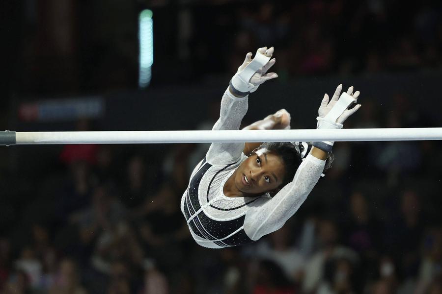 Simone Biles executând un exercițiu la paralele FOTO Imago Images Matteo Berrettini se alătură sportivilor proeminenți care au vorbit despre obstacolele psihologice: „Parcă sapi într-un abis