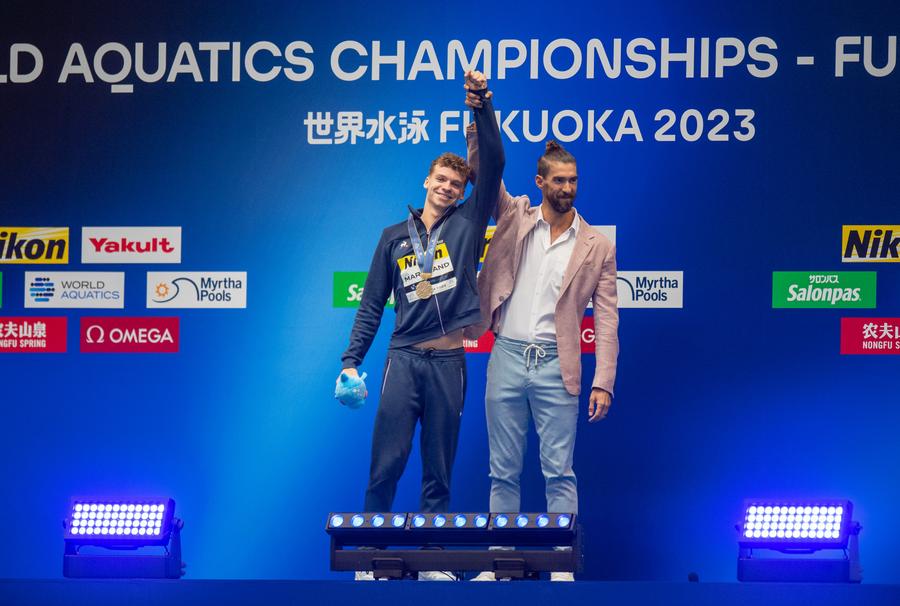Michael Phelps la ultima sa apariție publică la CM de la Fukuoka alături de Leon Marchand cel care i-a soborât recordul de la 400 m mixt FOTO Raed Krishan Matteo Berrettini se alătură sportivilor proeminenți care au vorbit despre obstacolele psihologice: „Parcă sapi într-un abis