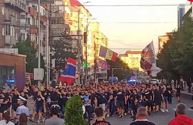 Peluza Sud a luat cu asalt Târgoviște! Imagini de pe străzi: Gigi Becali, principala țintă a ultrașilor