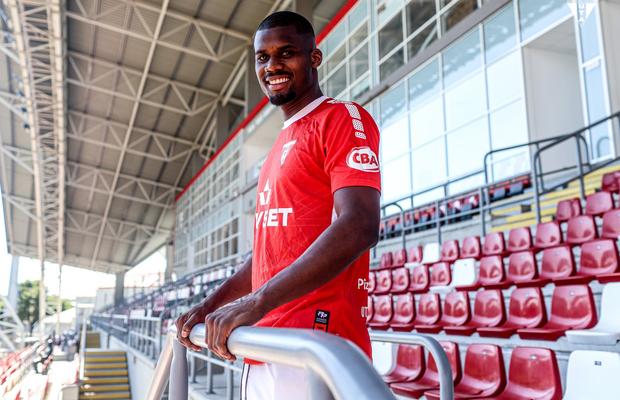 Un nou transfer realizat de Mircea Rednic. Fotbalistul care a jucat în Spania a semnat cu UTA