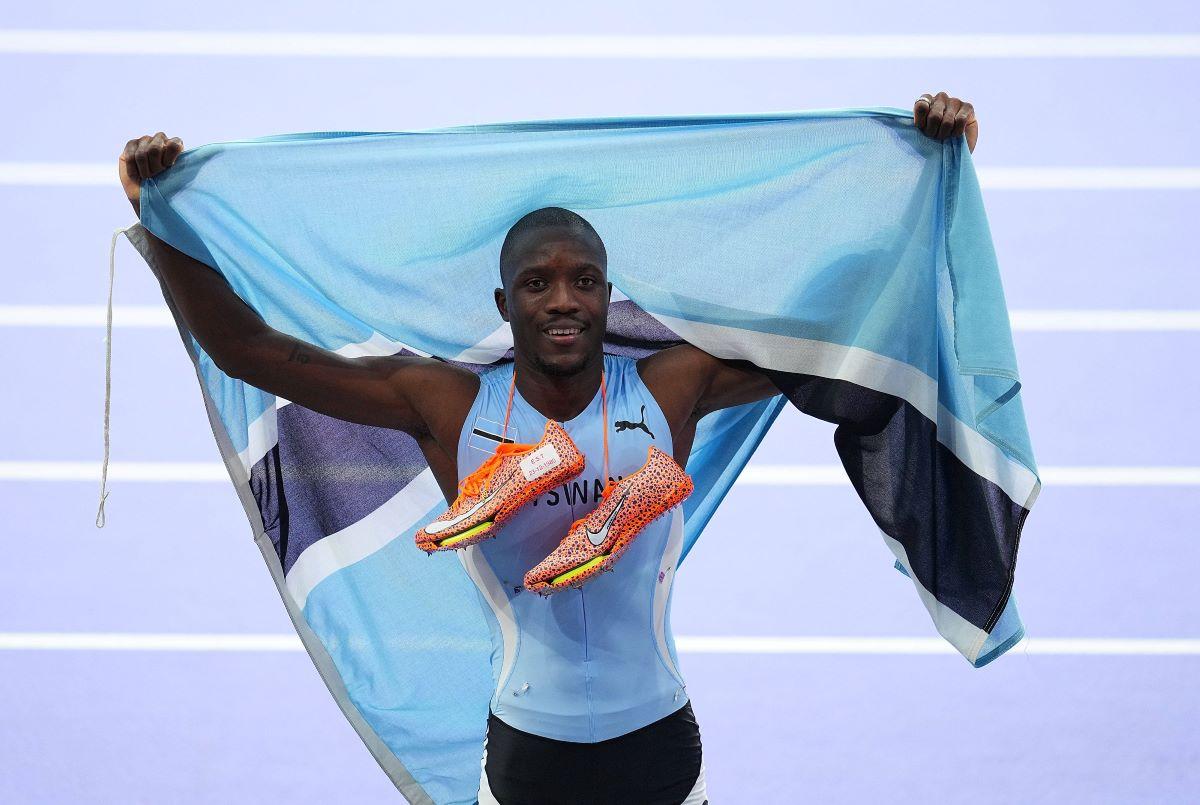 Letsile Tebogo câștigă finala de 200 m pe Stade de France, primul aur olimpic din istoria Botswanei! » Americanul Noah Lyles a fost scos în scaun cu rotile după probă