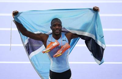 Letsile Tebogo câștigă finala de 200 m pe Stade de France, primul aur olimpic din istoria Botswanei! » Americanul Noah Lyles a fost scos în scaun cu rotile după probă