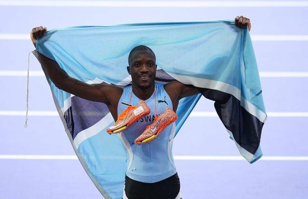 Letsile Tebogo câștigă finala de 200 m pe Stade de France, primul aur olimpic din istoria Botswanei! » Americanul Noah Lyles a fost scos în scaun cu rotile după probă