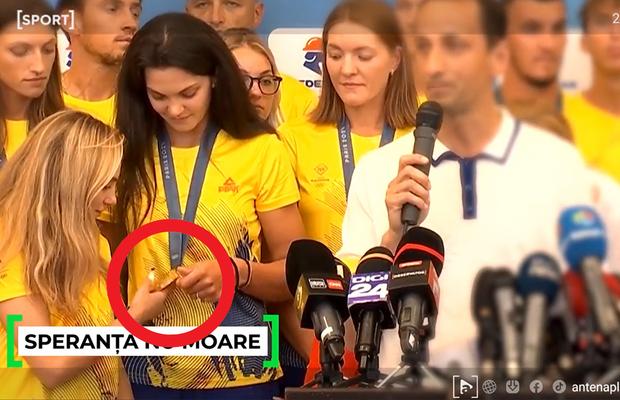 Imaginile care au trecut neobservate, în timp ce Covaliu vorbea! » Ce s-a văzut pe transmisiunea live de la aeroport: „Pot să mă uit?”