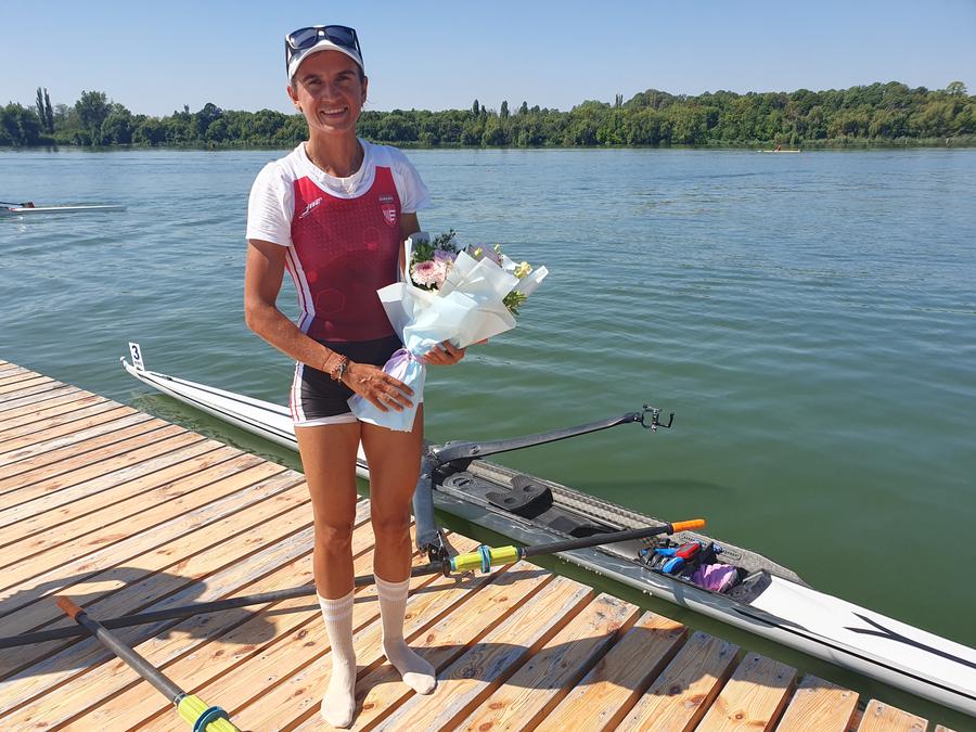 Un buchet de flori pentru Ionela Cozmiuc după încheierea cursei „Să faceți copii pentru o barcă de 8+1!” » Marius și Ionela Cozmiuc, familia-portdrapel al României la Paris, și-au anunțat retragerea!