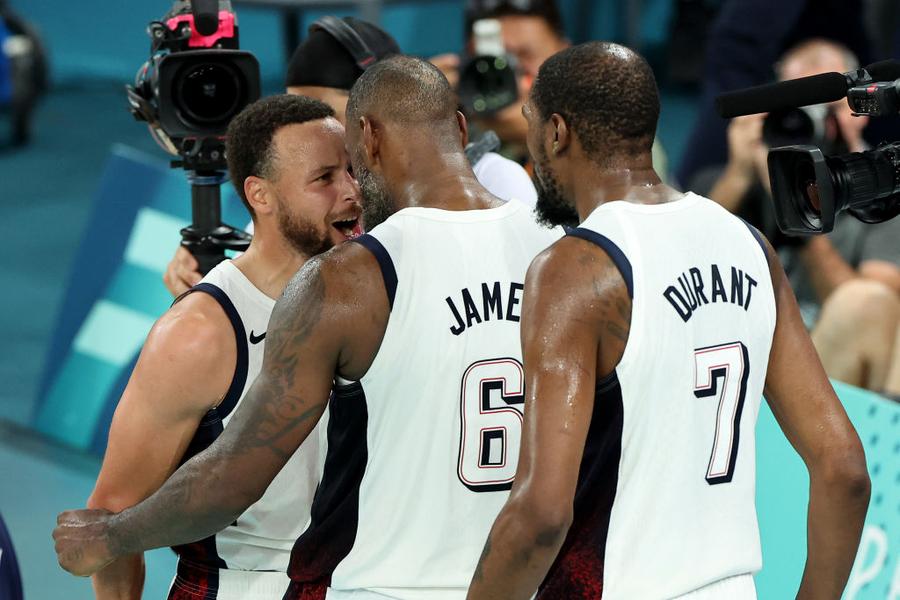 Cine nu are „bătrâni” să își cumpere! Curry, LeBron și Durant au fost cei mai buni americani în duelul cu Serbia / FOTO: GettyImages Marcatorul all-time al sârbilor la baschet acuză arbitrajul din semifinala cu SUA: „E dureros”