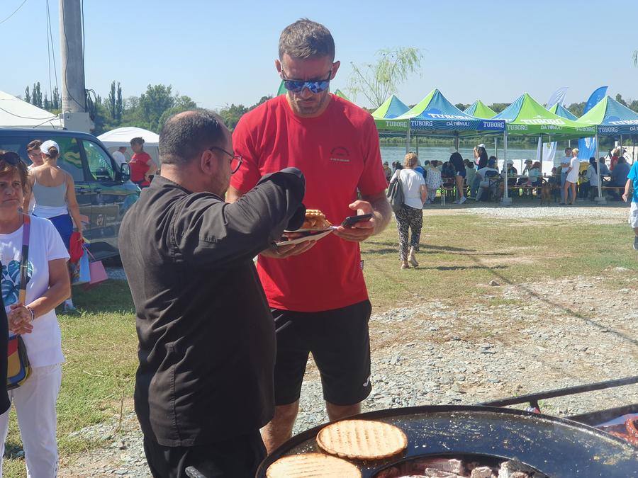 Un platou cu mici și cârnați pentru campionul olimpic Marian Enache „Să faceți copii pentru o barcă de 8+1!” » Marius și Ionela Cozmiuc, familia-portdrapel al României la Paris, și-au anunțat retragerea!