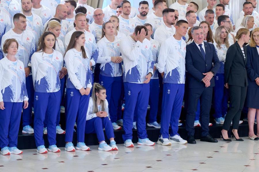 Mihaela Cambei, jos, alături de tot lotul României Foto: Raed Krishan Pașii măsurați și vocea Mihaelei Cambei