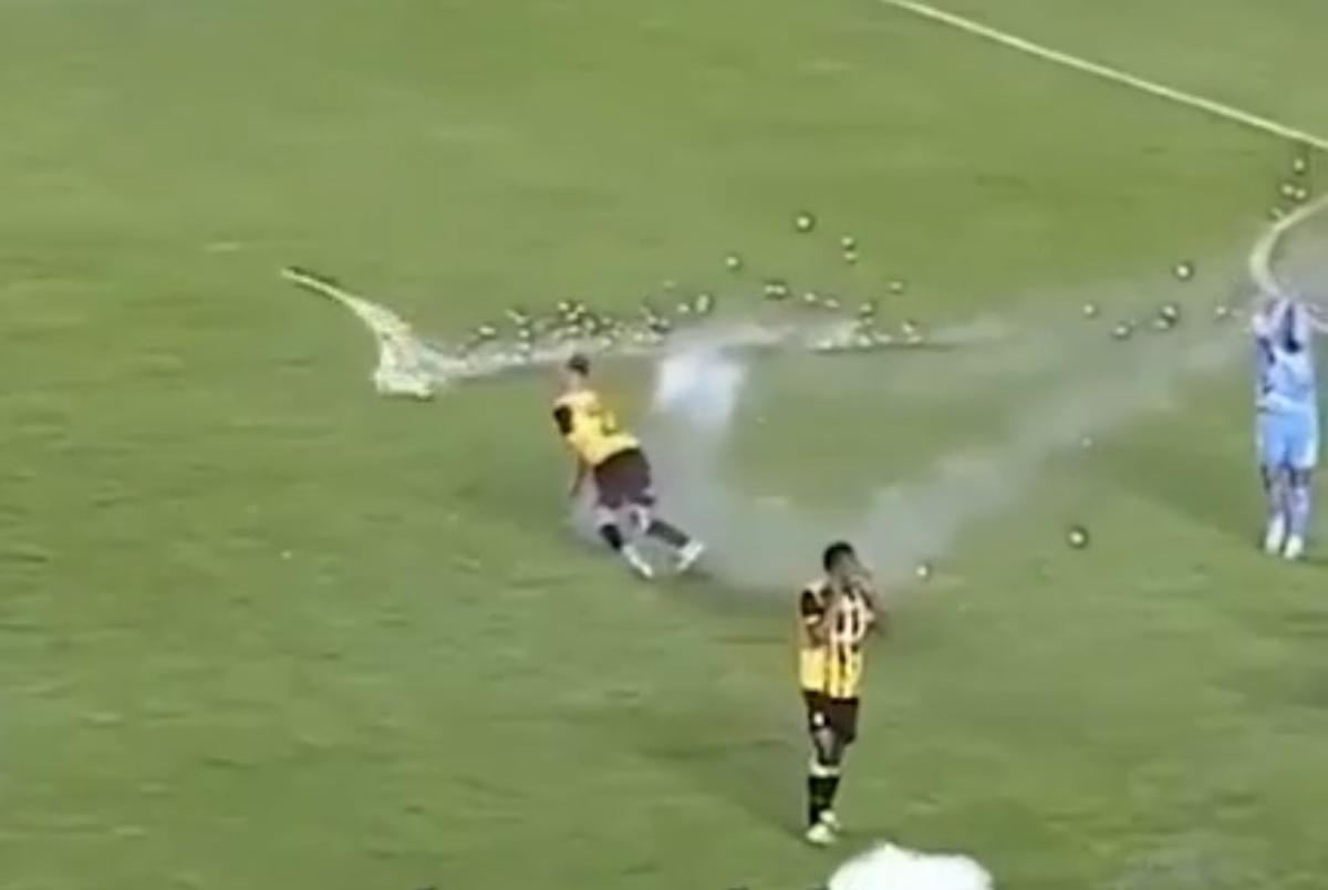 Juan Godoy (The Strongest) a fost rănit la testicule de o rachetă lansată în teren de propriii suporteri!