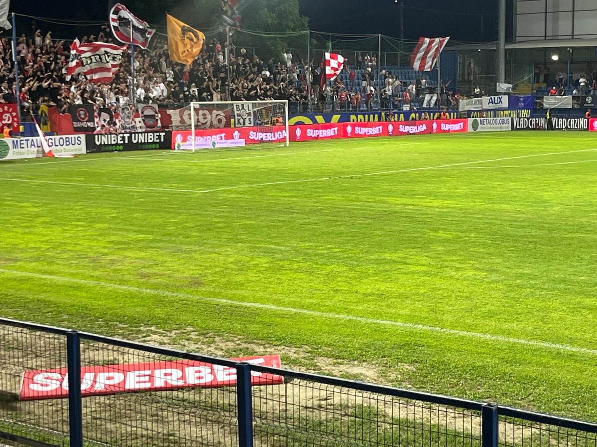 Imagini incredibile! Gazon deplorabil la Metaloglobus - Dinamo