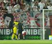 Jordan Ikoko s-a „rupt” la debutul pentru Dinamo. FOTO: captură Prima Sport