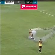 Juan Godoy (The Strongest) a fost rănit la testicule de o rachetă lansată în teren de propriii suporteri! / Foto: X
