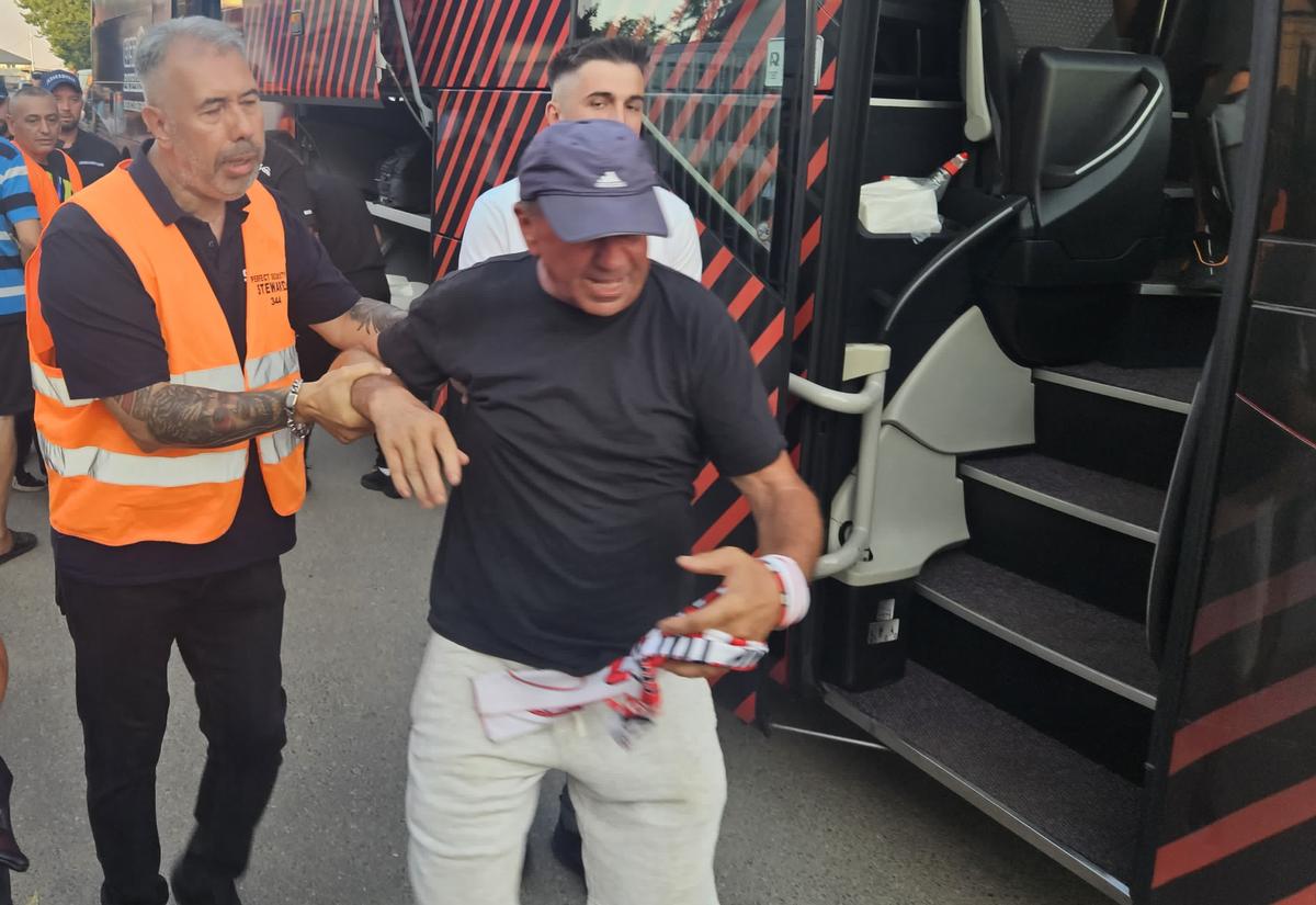 Moment tensionat înainte de Metaloglobus - Dinamo » Forțele de ordine au intervenit imediat după sosirea autocarului