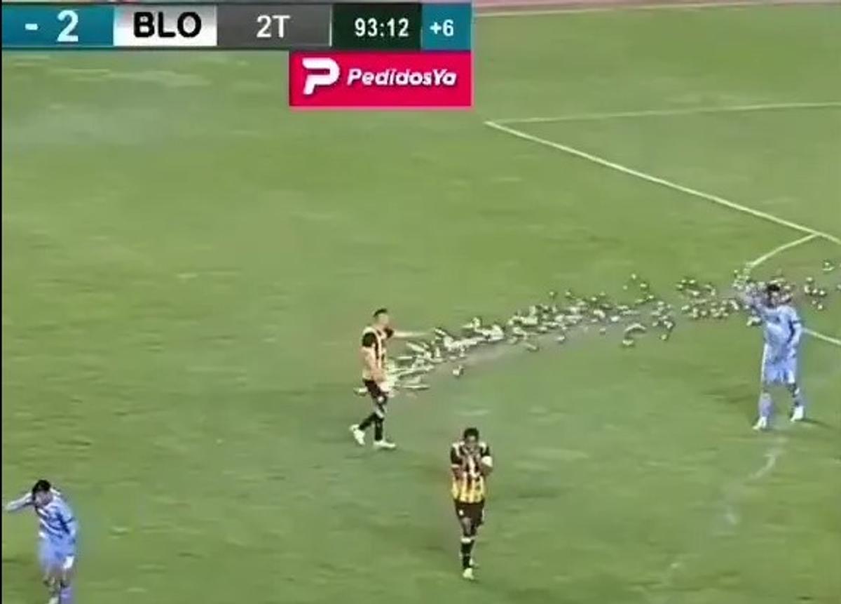 Juan Godoy (The Strongest) a fost rănit la testicule de o rachetă lansată în teren de propriii suporteri!
