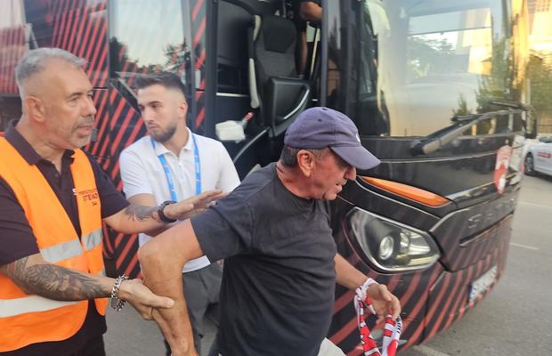 Moment tensionat înainte de Metaloglobus - Dinamo » Forțele de ordine au intervenit imediat după sosirea autocarului
