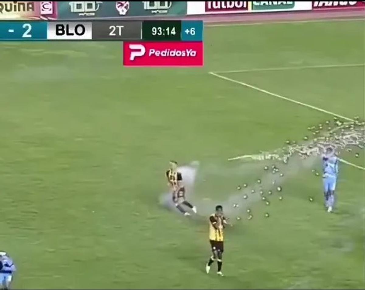 Juan Godoy (The Strongest) a fost rănit la testicule de o rachetă lansată în teren de propriii suporteri!