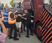 Moment tensionat înainte de Metaloglobus - Dinamo » Forțele de ordine au intervenit imediat după sosirea autocarului
