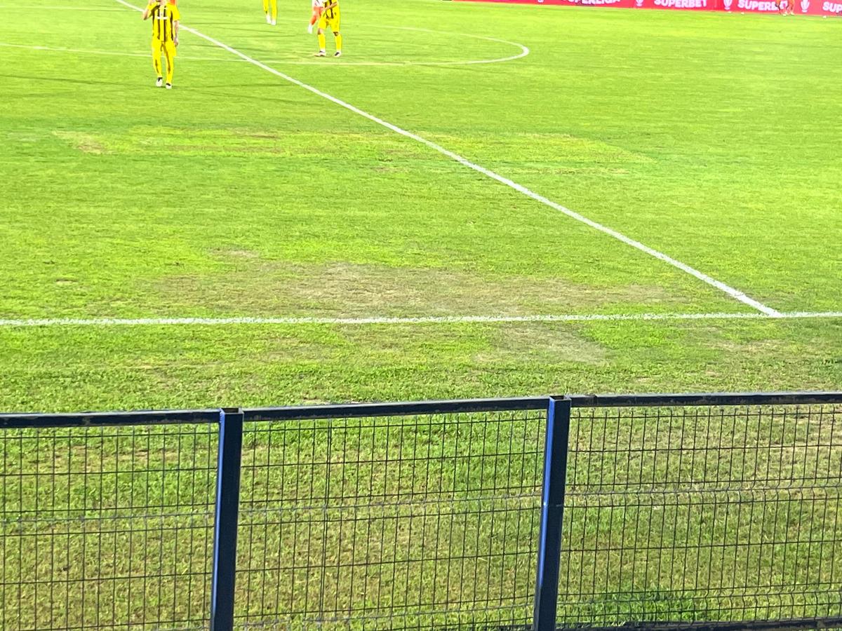 Cum arată gazonul stadionului din Clinceni la Metaloglobus - Dinamo