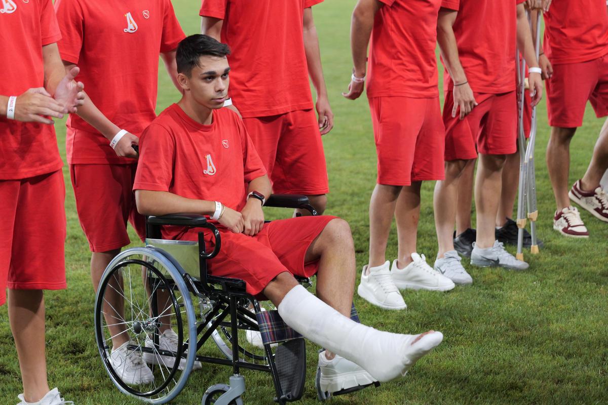 Momente emoționante pe „Arc”! Jucătorii de la Dinamo 2, implicați în gravul accident rutier, aplaudați de un stadion plin