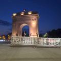Sute de astfel de colante, cu mesajul „Armanta ne minte!” au fost lipite prin diverse locuri din București