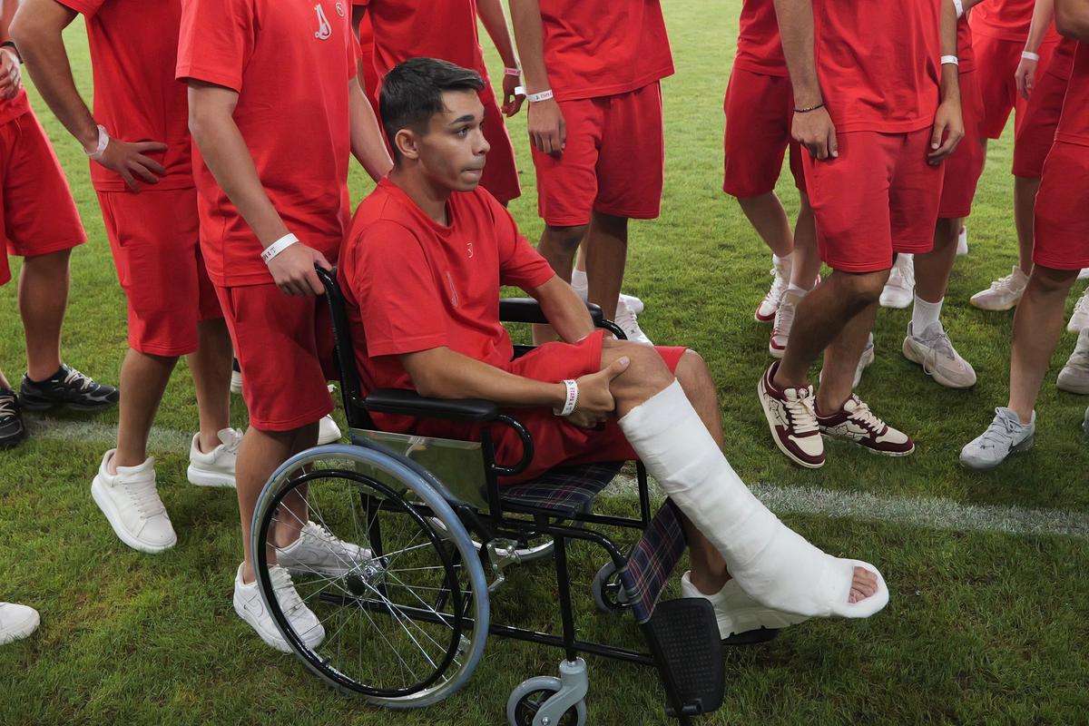 Momente emoționante pe „Arc”! Jucătorii de la Dinamo 2, implicați în gravul accident rutier, aplaudați de un stadion plin