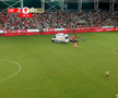 Panică în Dinamo - FC Voluntari! S-a prăbușit pe teren și a fost nevoie de intervenția ambulanței