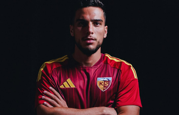 Fostul jucător de la FCSB a fost prezentat oficial la noua echipă » Va fi coleg cu un român