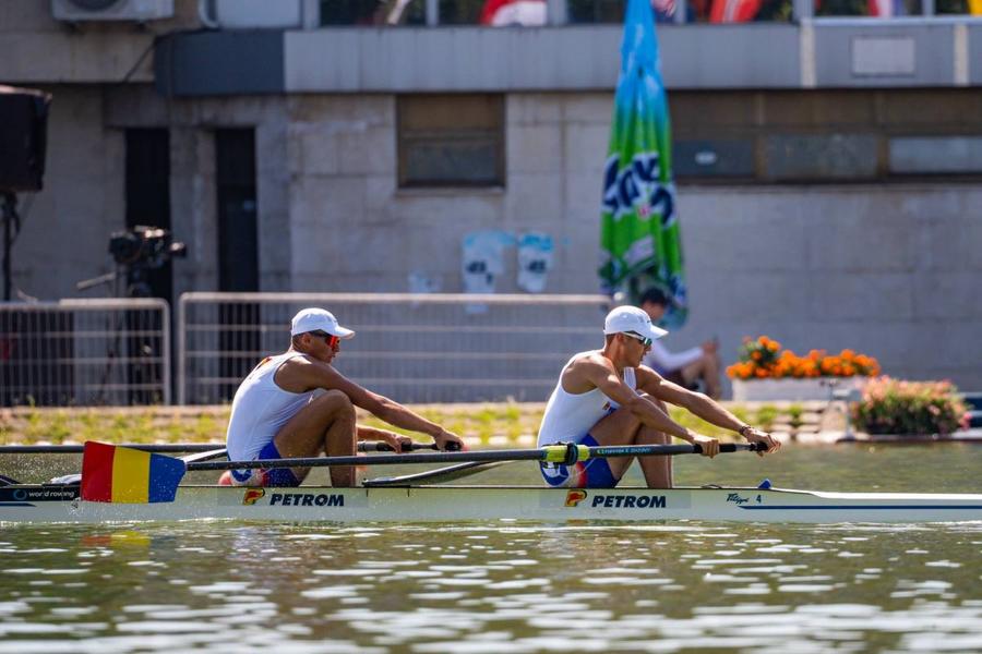 Cosmin Pascari și Radu Enescu, campioni mondiali de juniori la dublu rame 2026 Foto: FR Canotaj/Balint Czucz Două medalii de aur și două de bronz pentru România la Campionatele Mondiale de canotaj juniori de la Plovdiv