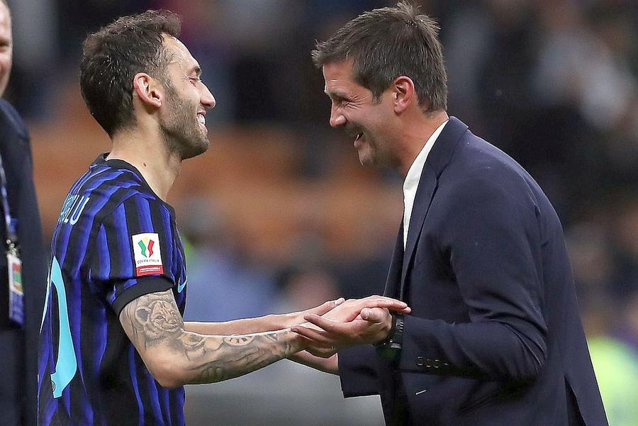 Hakan Calhanoglu, alături de Cristi Chivu // foto: Guliver/gettyimages Starul lui Inter, reverență în fața lui Cristi Chivu: „Este diferit”