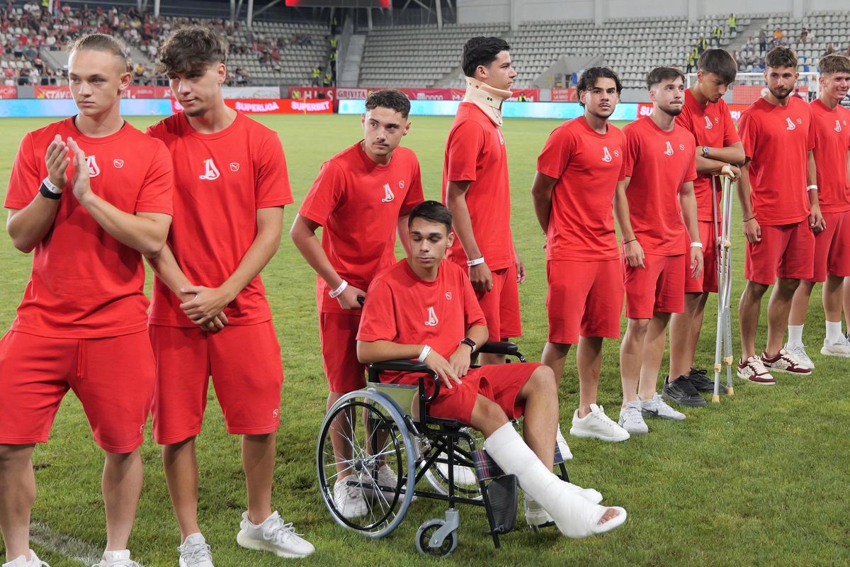 Momente emoționante pe „Arc”! Jucătorii de la Dinamo 2, implicați în gravul accident rutier, aplaudați de un stadion plin