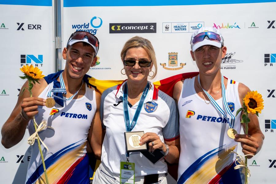 Cristian Pascari (stânga) și Radu Enescu, lângă Elisabeta Lipă, campioni mondiali de juniori la dublu rame 2026 Foto: FR Canotaj/Balint Czucz Două medalii de aur și două de bronz pentru România la Campionatele Mondiale de canotaj juniori de la Plovdiv