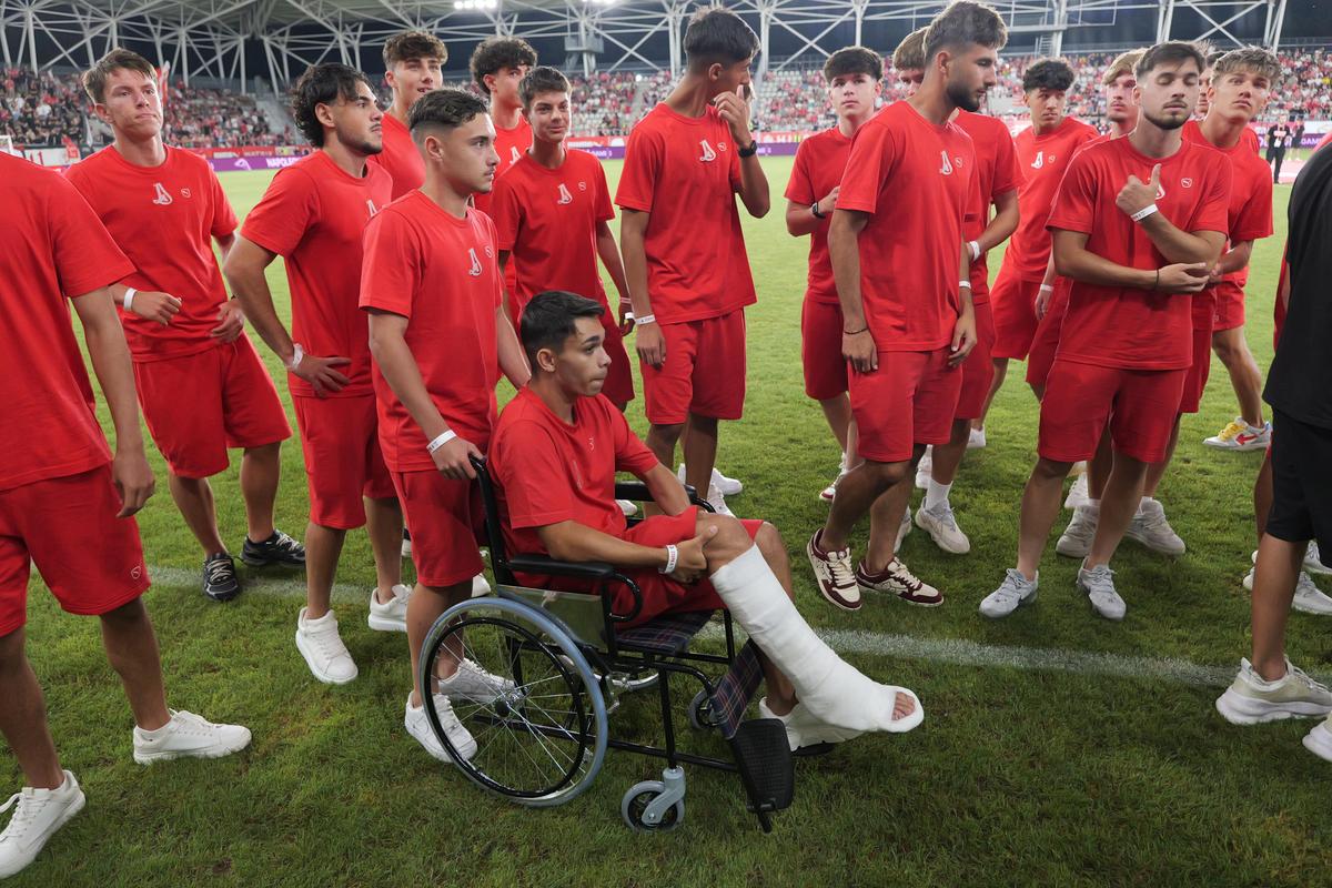 Momente emoționante pe „Arc”! Jucătorii de la Dinamo 2, implicați în gravul accident rutier, aplaudați de un stadion plin
