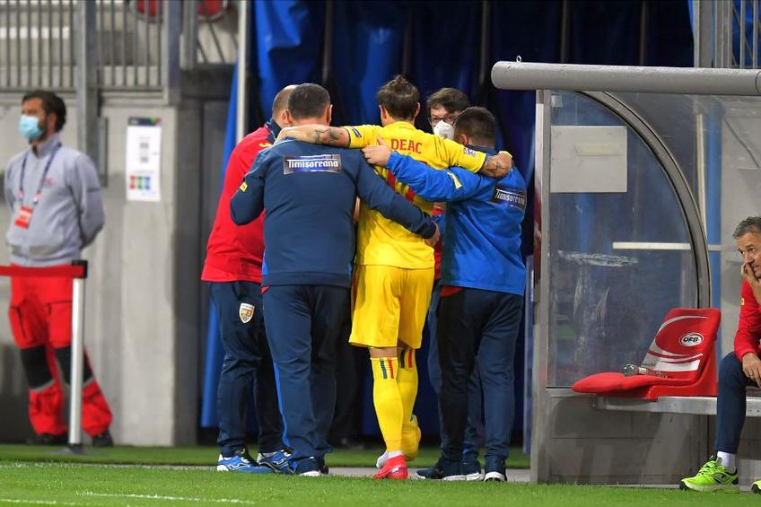 Ciprian Deac, scos pe brațe de pe teren în Austria - România 2-3 // foto: Raed Krishan