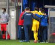 Ciprian Deac, scos pe brațe de pe teren în Austria - România 2-3 // foto: Raed Krishan