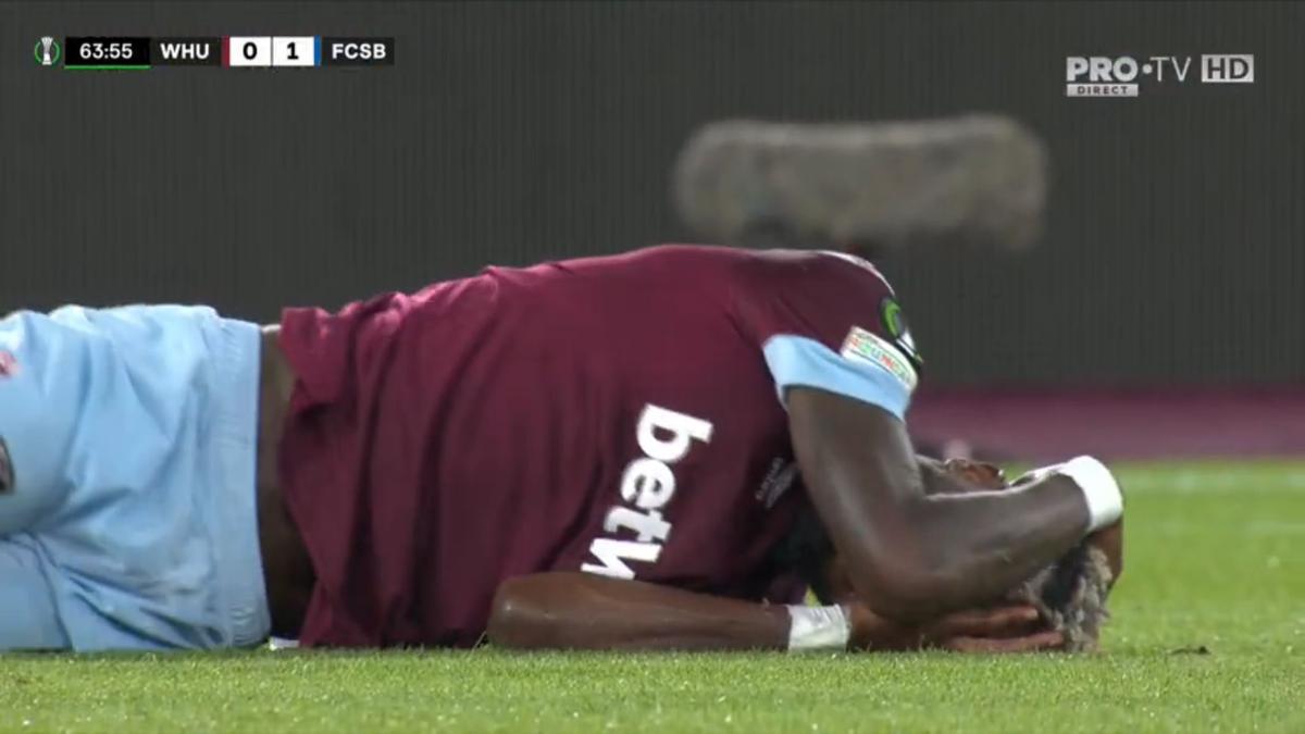 Penalty controversat dictat împotriva lui FCSB în meciul de pe London Stadium! Același arbitru o scotea pe CFR din Europa, după o fază identică