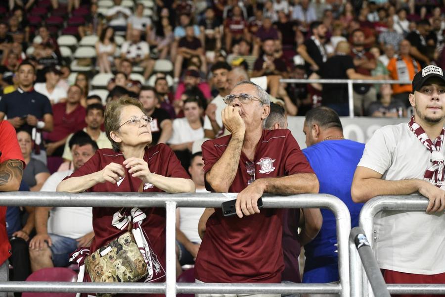 De când a fost inaugurat noul stadion din Giulești, la meciurile Rapidului au început să vină tot mai mulți suporteri care nu se încadrează în targetul de ultras FOTO: Cristi Preda Triburile din tribune