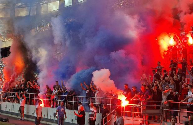 Totul pentru victorie! Ultrașii Stelei au aprins torțe și fumigene la antrenamentul „militarilor” de dinaintea derby-ului
