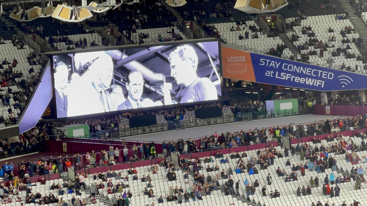 Silence pentru Regină » Imagini emoționante cu momentul de reculegere de pe London Stadium: mii de oameni în lacrimi
