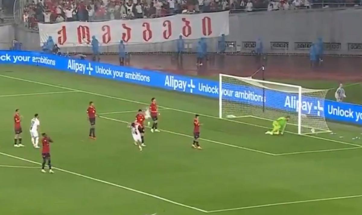 Portarul Spaniei s-a făcut de râs în preliminarii! Gafă de amatori în Georgia