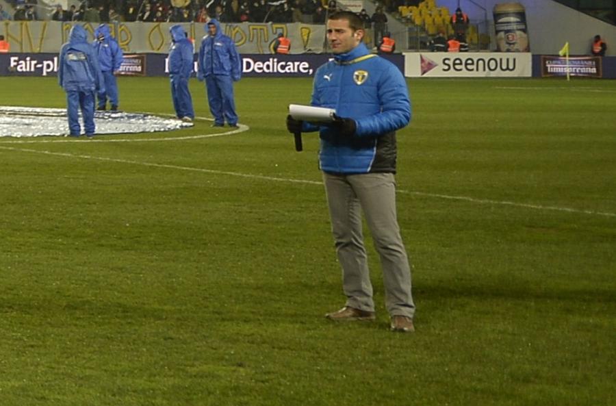 Mircea Baganagiu în momentul discursului de dinaintea meciului Petrolul - FCSB 0-0, din mai 2015. Crainicul Petrolului, dezvăluiri la 8 ani distanță de la scandalul din meciul cu FCSB: „De asta i-am numit «echipă dansatoare de hore tradiționale țărănești»”