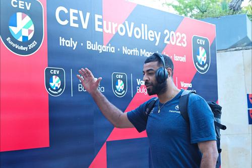 Earvin N'Gapeth (32 de ani), considerat cel mai mare voleibalist din istoria Franței, a transmis astăzi, după calificarea în „sferturi”, victoria 25-21, 25-21, 25-15 cu Bulgaria, că înfrângerea cu România a zguduit lucrurile în cadrul lotului.