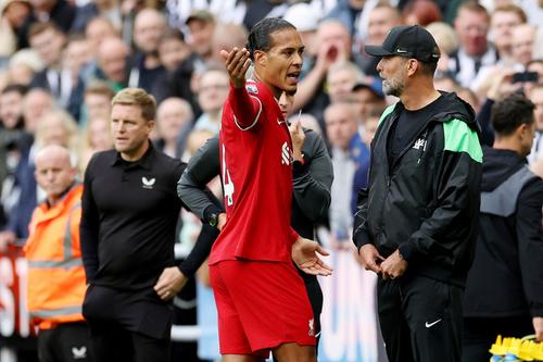Virgil van Dijk (32 de ani) a primit o amendă de 116.000 de euro și o suspendare de încă o etapă. De vină a fost reacția exagerată pe care a avut-o după eliminarea suferită în victoria cu Newcastle, scor 2-1.