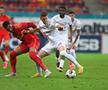 Alexandru Stan, numărul 30, în duel cu Omrani