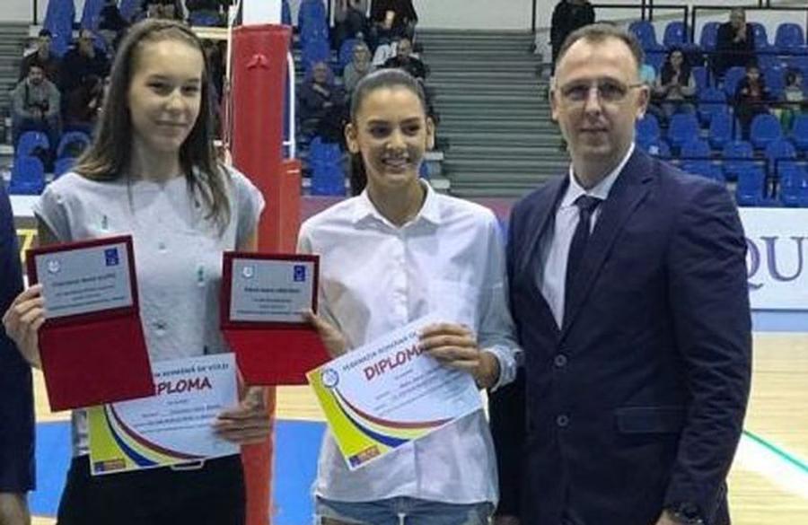 Adin Cojocaru, în dreapta imaginii Președintele Federației de volei dezvăluie regula din campionatul României care a contribuit la calificarea în „sferturile” Europeanului: „Nu e un secret!”