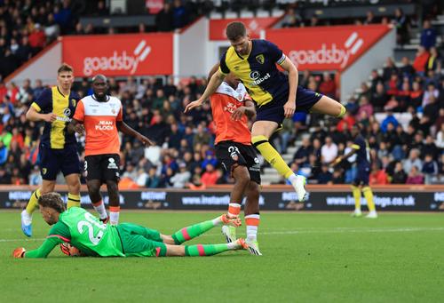 Andoni Iraola, managerul lui Bournemouth, a dezvăluit în Daily Echo că Ionuț Radu (26 de ani) suferă pentru debutul său la noua echipă, în Cupa Angliei: „A primit două goluri în condițiile în care cei de la Swansea au trimis doar două șuturi cadrate”.