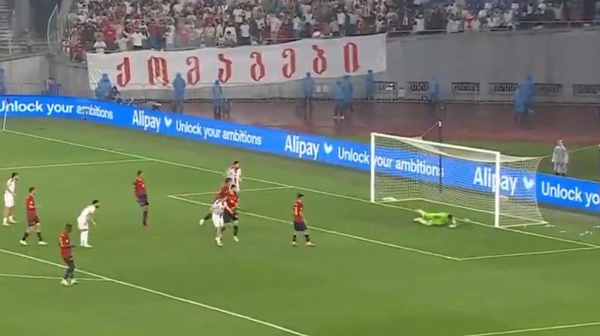 Portarul Spaniei s-a făcut de râs în preliminarii! Gafă de amatori în Georgia
