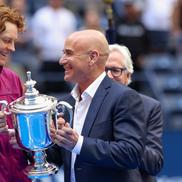 Jannik Sinner și Andre Agassi la festivitarea de premiere ce a urmat finalei masculine de la US Open FOTO Imago Images